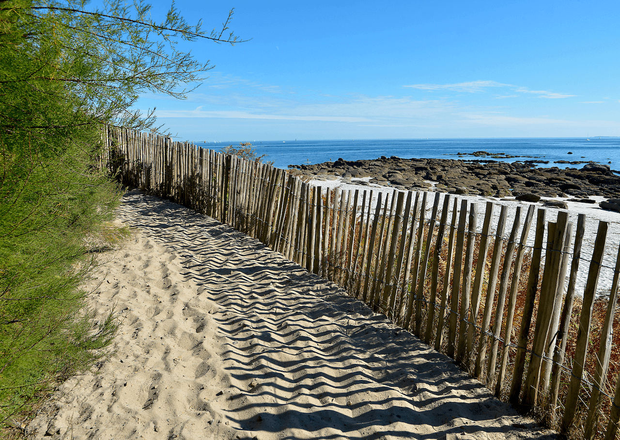 le sentier côtier qui longe les plages du Finistère. De nombreuses randonnées sont possibles autour de Rosporden.