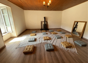 salle de yoga, salle de réunion, salle de jeu, salon polyvalent pour faire des activités