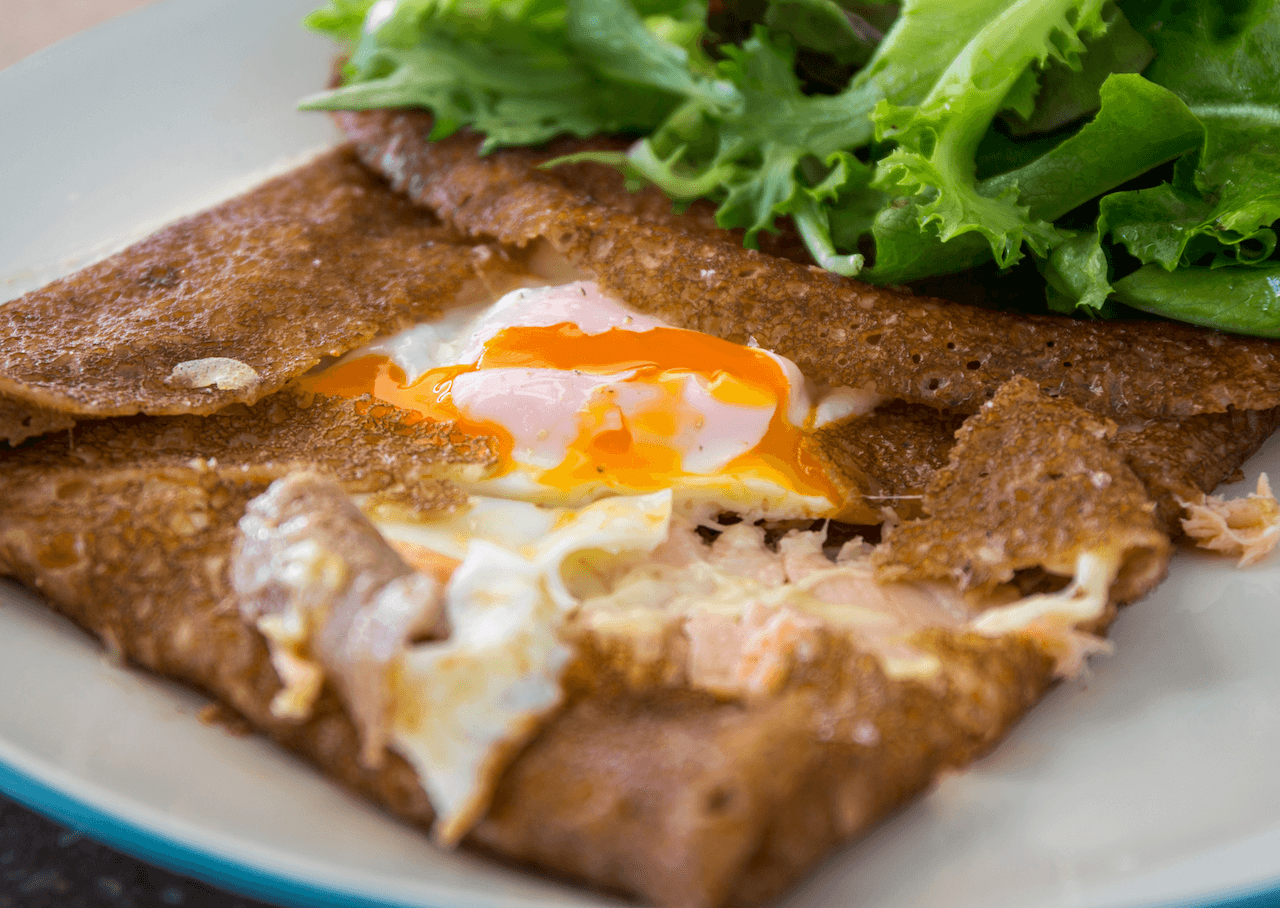 une crêpe complète au sarrazin, la spécialité bretonne incontournable lors de votre séjour à Rosporden.
