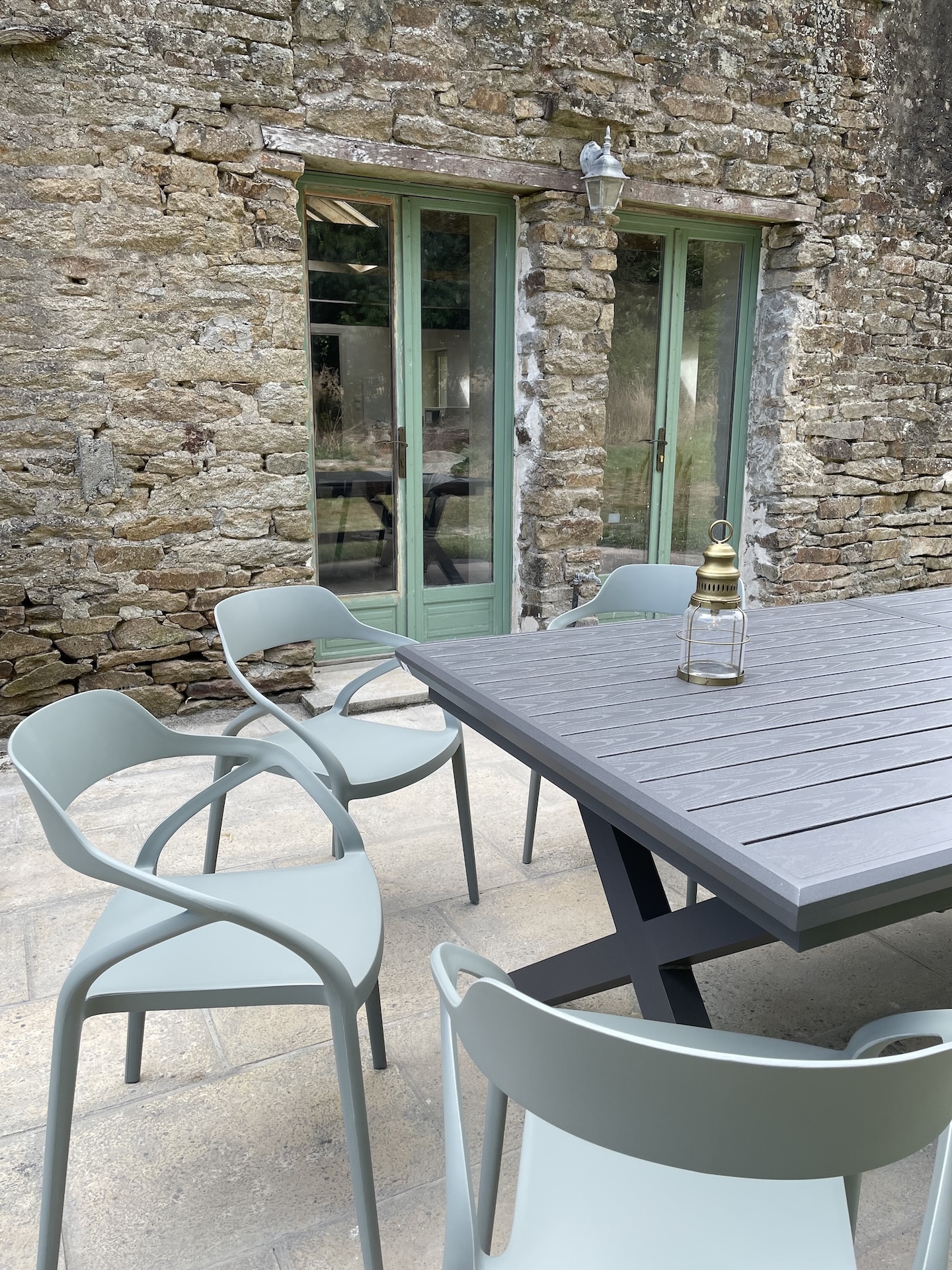 vue du mobilier de la terrasse de La Maison Rosporden : des jolies chaises au design contemporain et une grande table extérieure.