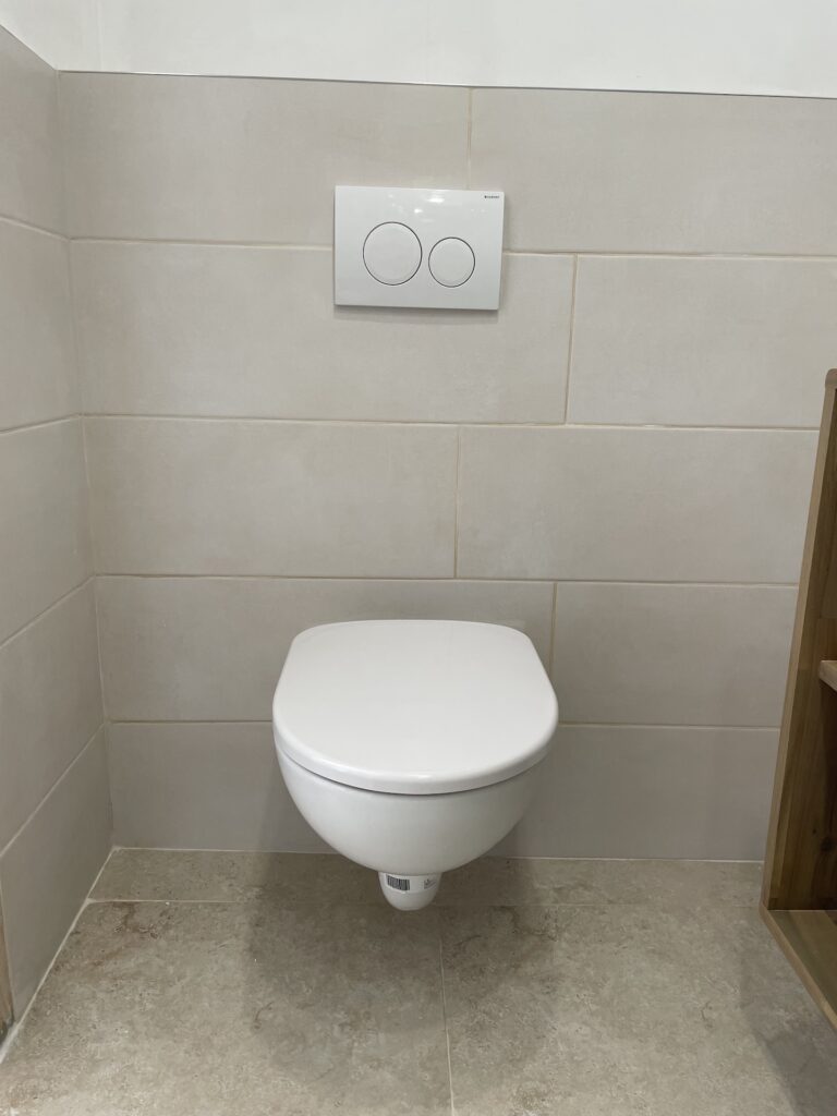 toilette de La Maison de vacances et de séminaire La Maison Rosporden. Le WC a été refait à neuf en 2025 comme toutes les salles de bains de la maison.