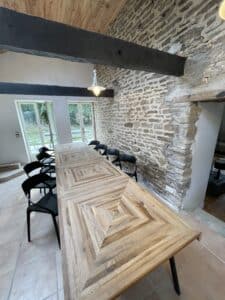 vue de la grande table de la salle à manger de La Maison Rosporden.