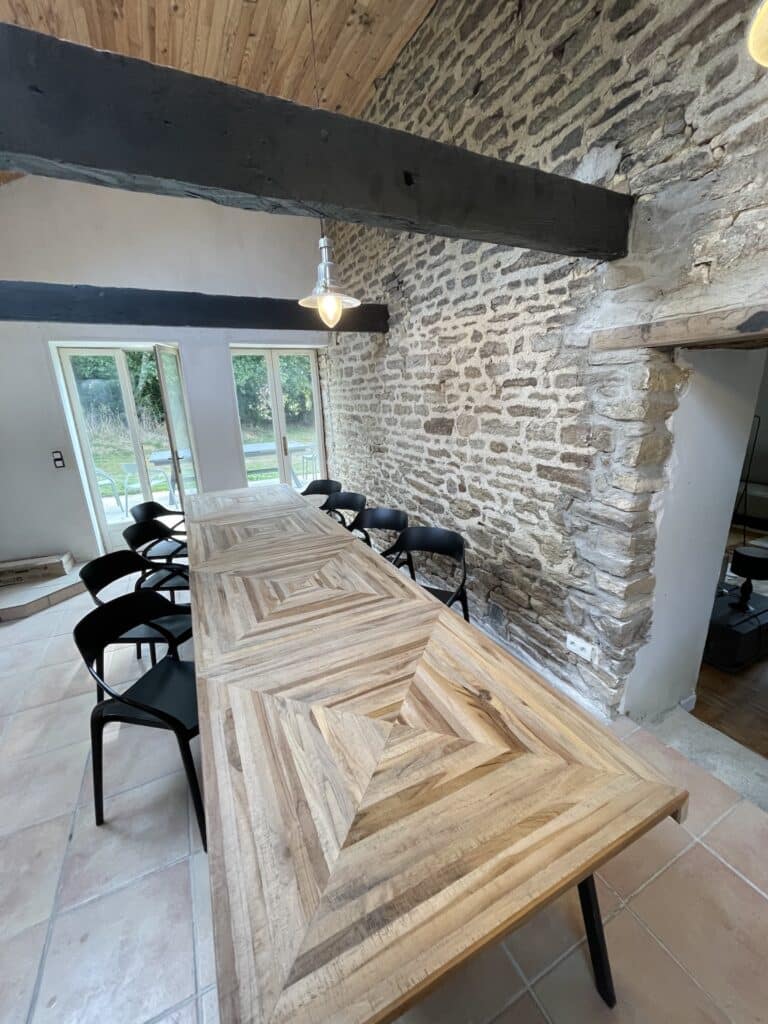 vue de la grande table de la salle à manger de La Maison Rosporden.