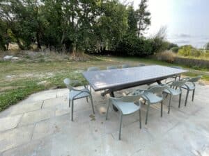 la terrasse de la Maison Rosporden qui donne sur le jardin arboré sans vis à vis.