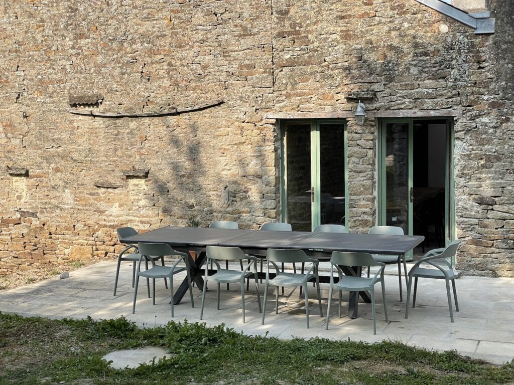 terrasse de la maison de vacances et de séminaires La Maison Rosporden avec du mobilier de jardin