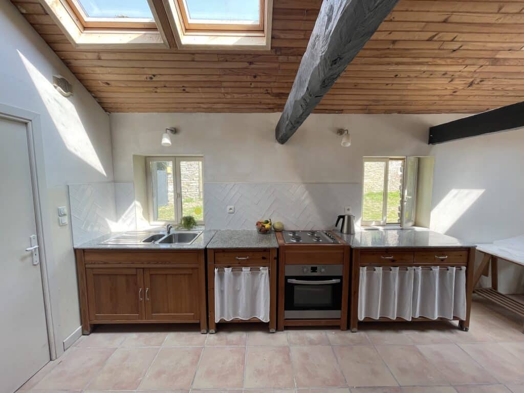 espace cuisine de la salle à manger de La Maison Rosporden. Une pièce très lumineuse avec tout l'équipement pour cuisiner.