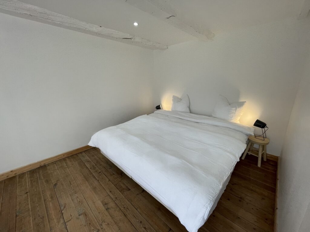 chambre de La Maison Rosporden avec disposition lit king size. Les lits sont faits à l'arrivée.