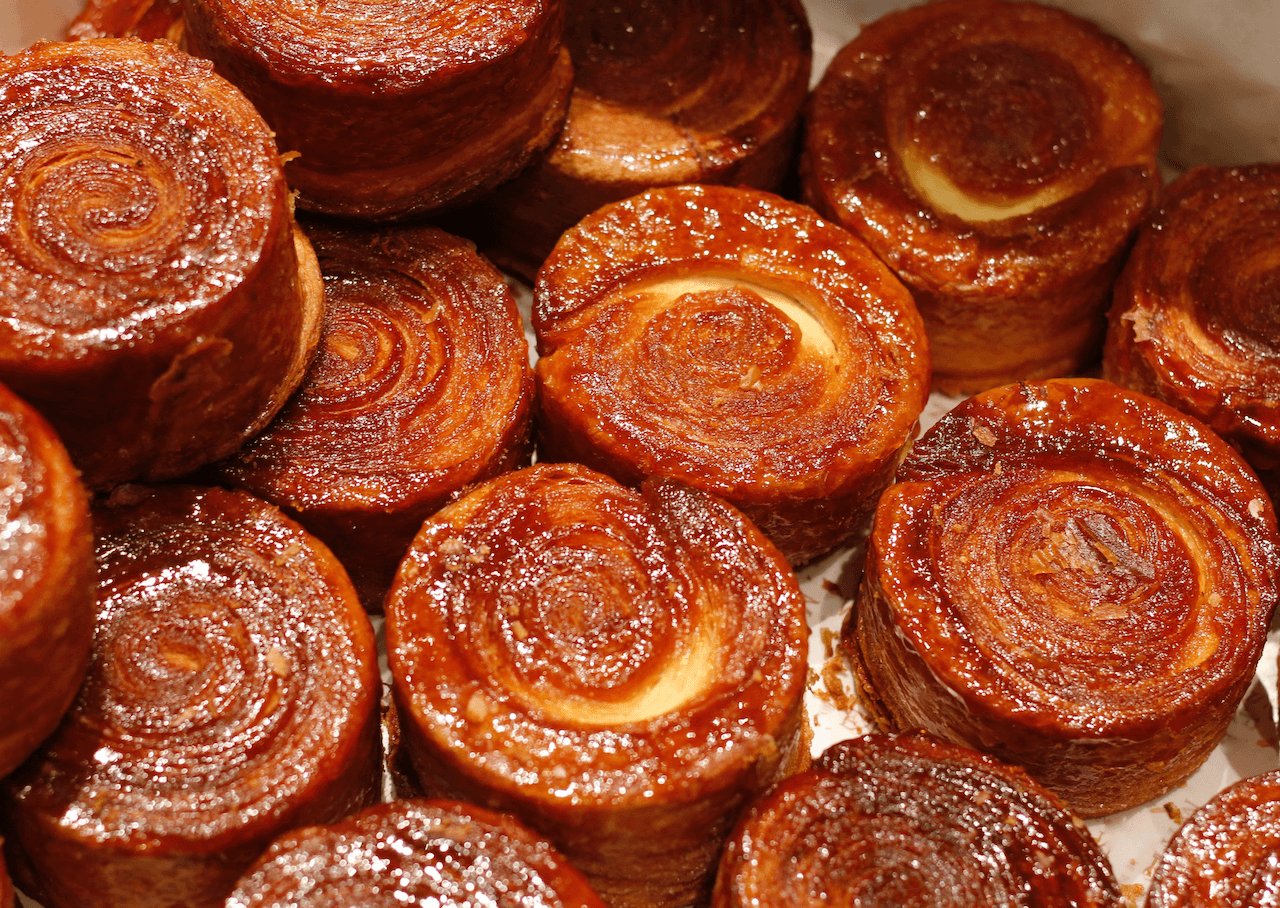 une boite de délicieux kouign amann, des gâteaux très gourmands riches en sucre et en beurre que l'on peut trouver partout dans le Finistère Sud