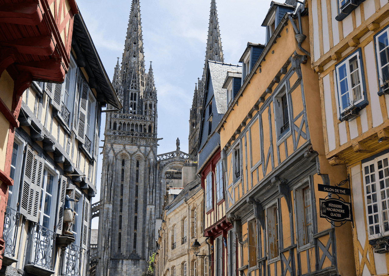 vue d'une ruelle du centre historique de Quimper menant à la cathédrale de Quimper située à 20 minutes en voiture de La Maison Rosporden.