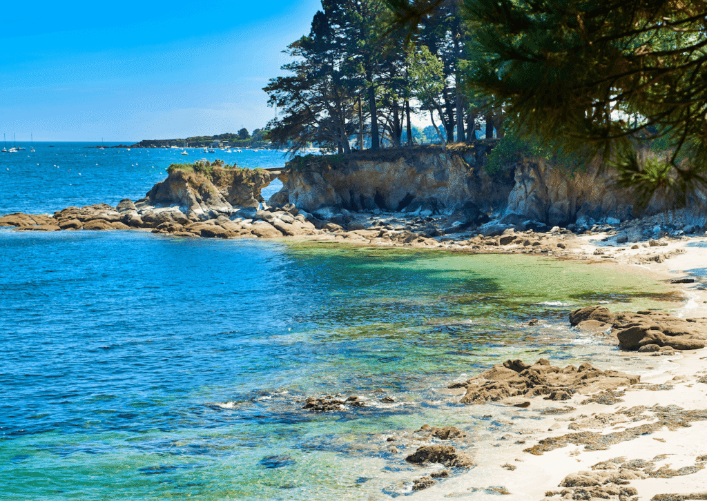 Les magnifiques plages du Finistère Sud sont à quelques minutes en voiture de La Maison Rosporden.