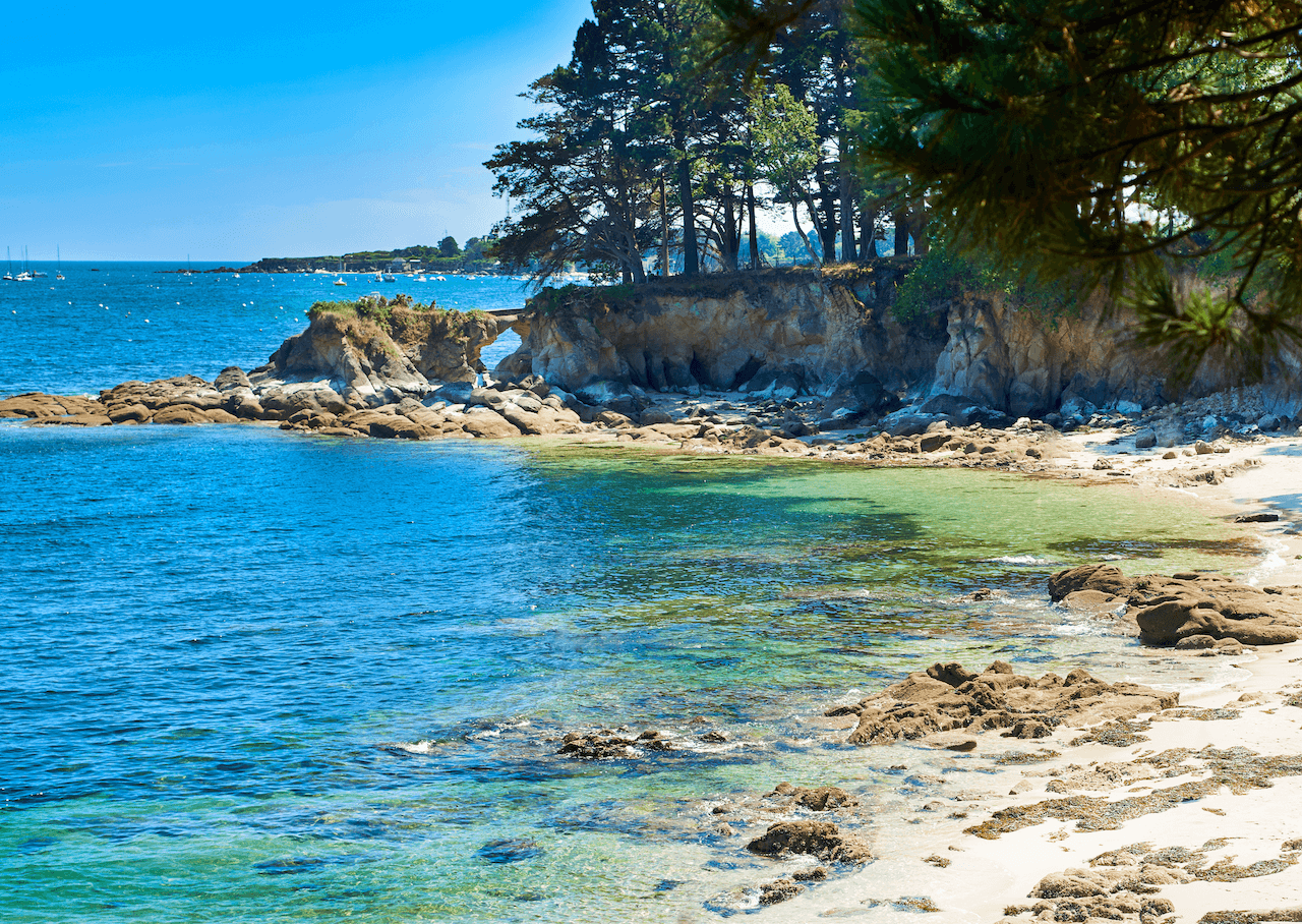 Les magnifiques plages du Finistère Sud sont à quelques minutes en voiture de La Maison Rosporden.