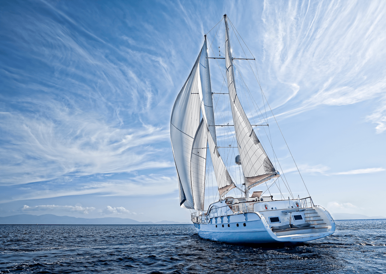 un voilier 2 mats au large des côtes bretonnes, une activité qui peut être réservée pendant votre séjour à Rosporden