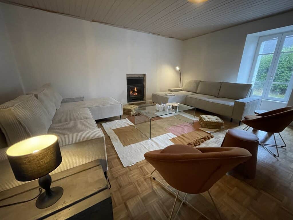vue d'ensemble du salon avec feu dans la cheminée