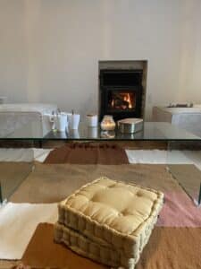 salon lounge de la maison avec du feu dans la cheminée