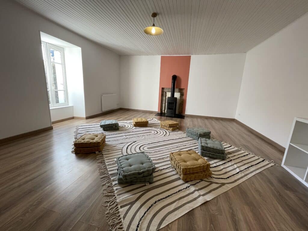 salle de réunion, salle de groupes, salle de jeu, salle de yoga ou méditation pour se réunir et organiser des événements